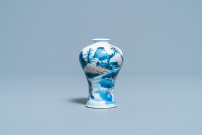 Un vase miniature de forme meiping en porcelaine de Chine en bleu, blanc et rouge de cuivre, Kangxi