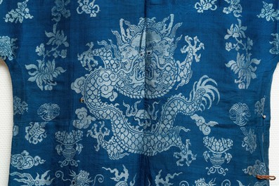 A Chinese embroidered silk summer 'dragon' robe, 19th C.