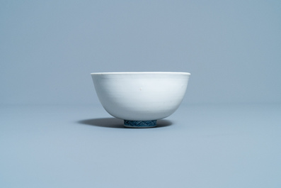 Un bol en porcelaine de Chine en bleu et blanc &agrave; d&eacute;cor de canards mandarin &eacute;maill&eacute; mat &agrave; l'ext&eacute;rieur, marque Fu, Ming