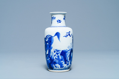 Un vase de forme rouleau en porcelaine de Chine en bleu et blanc &agrave; d&eacute;cor de qilins, Kangxi