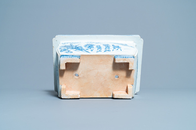 Une jardini&egrave;re de forme rectangulaire en porcelaine de Chine en bleu et blanc, Kangxi/Yongzheng