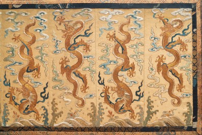 Un panneau en broderie de soie et de fil d'or &agrave; d&eacute;cor de dragons, Chine, 19&egrave;me