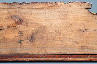 Een Chinees gestoken en verguld snijwerk op bijbehorende pilaren, 19e eeuw