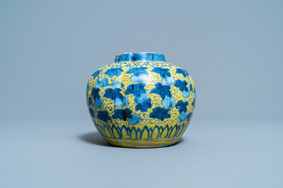 Un vase en porcelaine de Chine en bleu et blanc sur fond jaune &agrave; d&eacute;cor d'&eacute;cureuils, Wanli