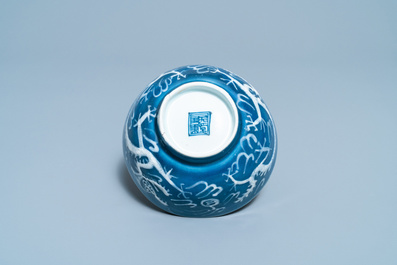 Een Chinese 'drakenkom' met wit slipglazuur op blauwe fondkleur, Yu Tang Jia Qi merk, Wanli