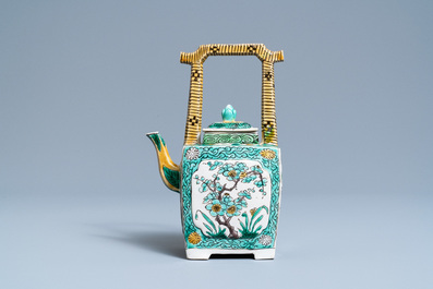 Een Chinese verte biscuit theepot met deksel, Kangxi