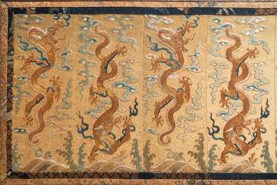 Un panneau en broderie de soie et de fil d'or &agrave; d&eacute;cor de dragons, Chine, 19&egrave;me