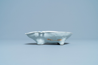 Une coupe en forme de luth en porcelaine de Chine en bleu et blanc de type ko-sometsuke pour le march&eacute; japonais, &eacute;poque Transition