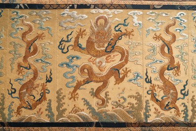 Un panneau en broderie de soie et de fil d'or &agrave; d&eacute;cor de dragons, Chine, 19&egrave;me