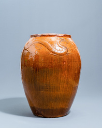 Une tr&egrave;s grande jarre de type martaban en gr&egrave;s &eacute;maill&eacute; brun &agrave; d&eacute;cor d'un dragon et d'un ph&eacute;nix, Qing