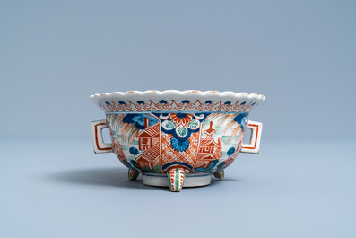 A Dutch Delft cashmere palette tripod bowl, 1st quarter 18th C.