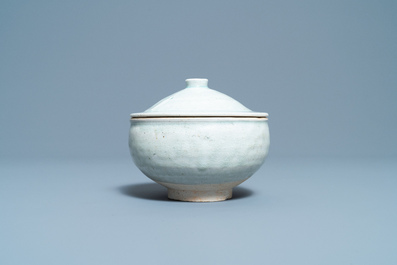 Une coupe et un bol couvert en gr&egrave;s porcelaineux de type qingbai, Chine, Song/Yuan