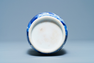 Un vase de forme rouleau en porcelaine de Chine en bleu et blanc &agrave; d&eacute;cor de qilins, Kangxi