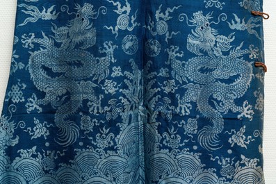 A Chinese embroidered silk summer 'dragon' robe, 19th C.