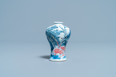 Un vase miniature de forme meiping en porcelaine de Chine en bleu, blanc et rouge de cuivre, Kangxi