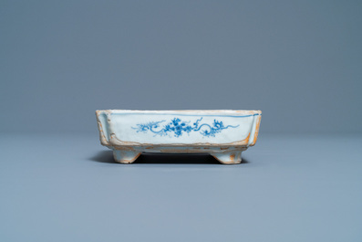 A square Chinese blue and white ko-sometsuke bowl on four feet for the Japanese market, Tianqi/Chongzhen