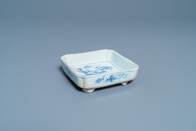 Un bol de forme carr&eacute;e sur quatre pieds en porcelaine de Chine en bleu et blanc de type ko-sometsuke pour le march&eacute; japonais, Tianqi/Chongzhen