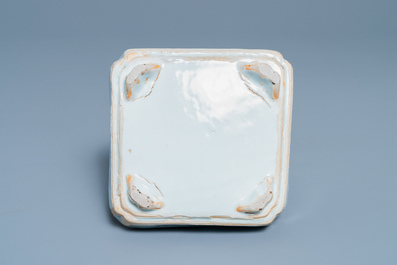 Un bol de forme carr&eacute;e sur quatre pieds en porcelaine de Chine en bleu et blanc de type ko-sometsuke pour le march&eacute; japonais, Tianqi/Chongzhen