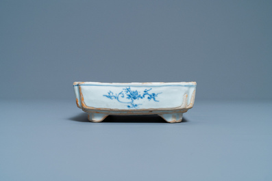 A square Chinese blue and white ko-sometsuke bowl on four feet for the Japanese market, Tianqi/Chongzhen