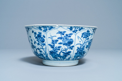 Een grote Chinese blauw-witte kom met florale vakverdeling, Kangxi