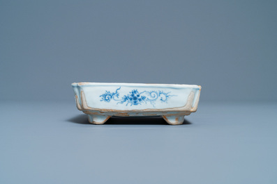 A square Chinese blue and white ko-sometsuke bowl on four feet for the Japanese market, Tianqi/Chongzhen