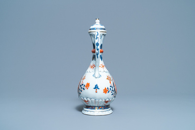 Une verseuse de type 'aftaba' en porcelaine de Chine de style Imari pour le march&eacute; islamique, Kangxi