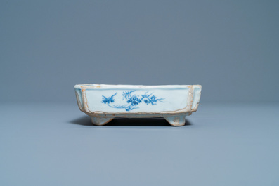 A square Chinese blue and white ko-sometsuke bowl on four feet for the Japanese market, Tianqi/Chongzhen