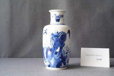 Un vase de forme rouleau en porcelaine de Chine en bleu et blanc &agrave; d&eacute;cor de qilins, Kangxi