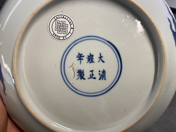 Une coupe en porcelaine de Chine en bleu et blanc &agrave; d&eacute;cor d'un dragon et Shou, marque et &eacute;poque de Yongzheng