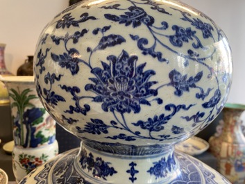 Un grand vase de forme double gourde en porcelaine de Chine en bleu et blanc, 19/20&egrave;me