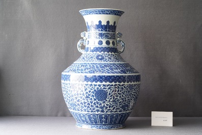 Un grand vase de forme 'hu' en porcelaine de Chine en bleu et blanc, marque de Qianlong, 19&egrave;me