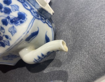 Une th&eacute;i&egrave;re couverte en porcelaine de Chine en bleu et blanc, Kangxi