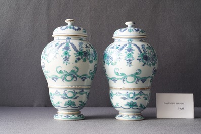 A pair of rare Chinese export porcelain urns and covers, Qianlong