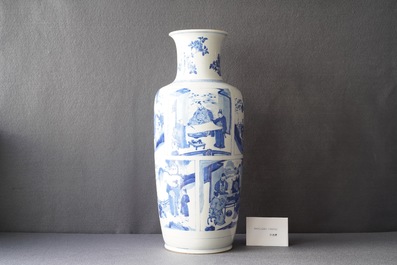 Un vase de forme rouleau en porcelaine de Chine en bleu et blanc, Kangxi