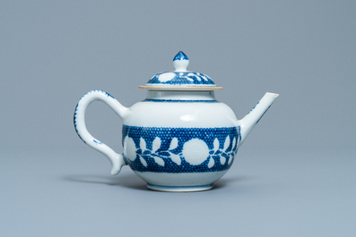 Een Chinese blauw-witte theepot met onderglazuur decor, Yongzheng/Qianlong