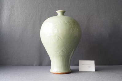 Een Chinese Longquan celadon 'meiping' vaas met reli&euml;fdecor van 'Drie vrienden van de winter', Ming