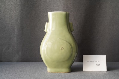 Een Chinese monochrome celadon 'fanghu' vaas, Qianlong merk en periode