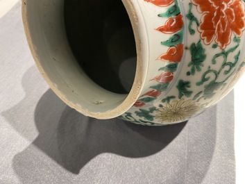 Un vase couvert en porcelaine de Chine wucai, &eacute;poque Transition