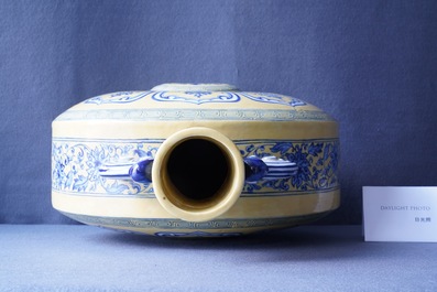 Een Chinese blauw-witte 'Bajixiang' moonflask vaas met gele fondkleur, Yongzheng merk, 19/20e eeuw