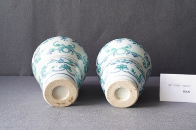 A pair of rare Chinese export porcelain urns and covers, Qianlong