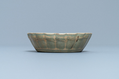 Een Chinese Longquan celadon penselenwasser, Yuan