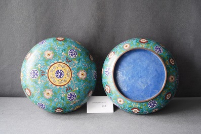 Een ronde Chinese cloisonn&eacute; dekseldoos, 19e eeuw