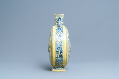 Un vase de forme 'moonflask' en porcelaine de Chine en bleu et blanc sur fond jaune &agrave; d&eacute;cor 'Bajixiang', marque de Yongzheng, 19/20&egrave;me