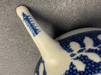 Een Chinese blauw-witte theepot met onderglazuur decor, Yongzheng/Qianlong