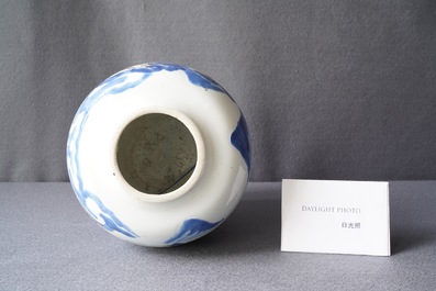 Un vase en porcelaine de Chine en bleu, blanc, c&eacute;ladon et rouge de cuivre &agrave; d&eacute;cor d'un paysage, Kangxi