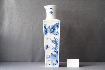 Een vierkante Chinese blauw-witte vaas, Kangxi merk en periode