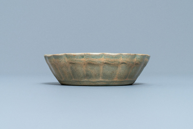 Een Chinese Longquan celadon penselenwasser, Yuan