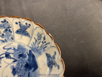 Six coupes godronn&eacute;es en porcelaine de Chine en bleu et blanc, Kangxi