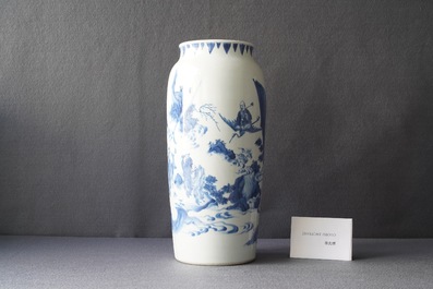 Un vase en porcelaine de Chine en bleu et blanc &agrave; d&eacute;cor d'Immortels, &eacute;poque Transition