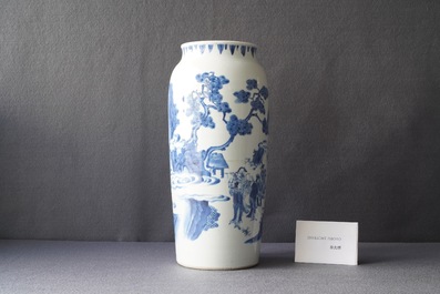 Un vase en porcelaine de Chine en bleu et blanc &agrave; d&eacute;cor d'Immortels, &eacute;poque Transition